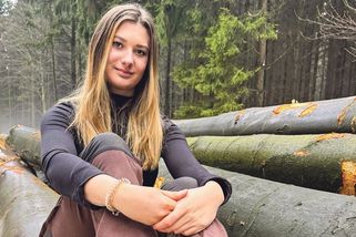 Tisíce mužů ji lákají na rande, líbí se jim její videa, jak pracuje v lese